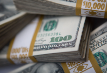 Почти на четыре тенге подорожал доллар на торгах в РК