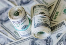 Доллар подешевел на торгах перед выходными