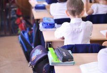 Занятия до ночи и уроки в подвале: родители школьников из Уральска обратились к акиму