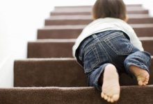 Тяжкие телесные повреждения получил ребенок, упав с подъездной лестницы в Байконуре