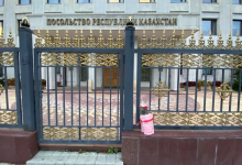 "Казахстан, спасибо за доброту": россияне несут цветы к посольствам РК в Лондоне и Москве