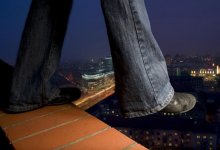 Жительница Актау грозилась покончить с собой, спрыгнув с пятого этажа (ВИДЕО)