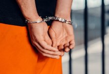 Подозреваемый в получении взятки полицейский угрожал оружием сотруднику Антикора