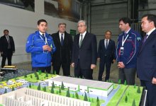 Заводы по производству шин, автобусов и техники посетил Токаев в Карагандинской области