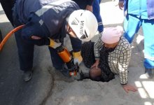 Женщина провалилась в яму на остановке в Шымкенте