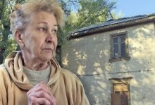 Отрезаны от коммуникаций: семья проживает в двухэтажном аварийном доме в Павлодаре