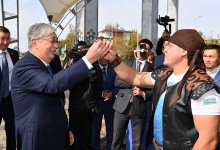 Железные гвозди и книгу подарили Токаеву в Конаеве