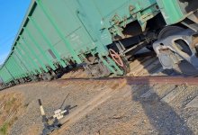 Грузовые вагоны с щебнем сошли с рельсов в Атырауской области