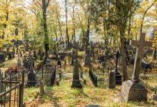 Мужчины разграбили могилу на кладбище в ВКО