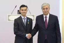 Токаев наградил мужчину, спасшего женщину в автобусе от нападения бывшего мужа