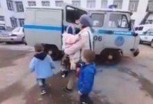 Мать с тремя детьми ночевала на остановке в Уральске