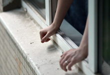 Выпал из окна в Петропавловске: мужчину отыскали полицейские