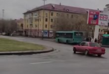 Восемь кругов дрифта: карагандинец устроил "автошоу" посреди оживленной улицы