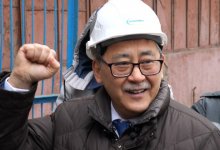 Металлурги вручили Мейраму Қажыкен каску, как символ единства профсоюзов рабочих