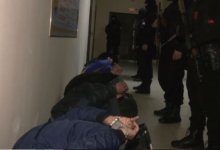 Жесткую доставку подозреваемых в убийстве показала полиция Актобе (ВИДЕО)