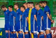 Закидали судью пластиковыми бутылками: футбольную команду наказали в Уральске