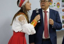 Мейрам Қажыкен исполнил песню Шәмші Қалдаяқова во время агитационной встречи