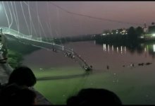 Десятки погибших принесло обрушение моста в Индии