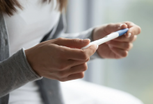 Массовая вакцинация вызвала рост бесплодия? Разбор заявления американского врача