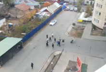 Массовую драку устроили в Алматы из-за ссоры юноши с девушкой