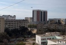 Жителей Актау взволновали летающие вертолеты возле домов (ВИДЕО)