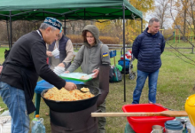 Казахи пекут баурсаки для жителей Украины