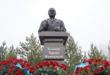 Бюст известного казахстанского врача-травматолога установили в Астане