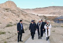 Токаев посетил мечеть Бекет-ата