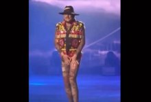 Филипп Киркоров объяснил, почему вышел без штанов к зрителям в Алматы (ВИДЕО)