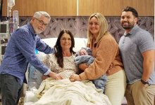 56-летняя американка родила дочь своему сыну и его жене