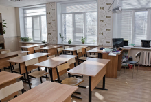 В коридорах проводят занятия учителя в одной из школ Актау