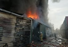 Пожарный автопоезд направлен на тушение горящих складов алматинской барахолки