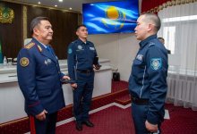 Глава МВД наградил полицейских, спасших мужчину из ледяной воды в Астане