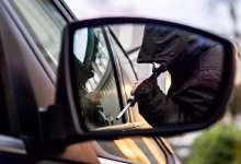 Через багажники мужчина обворовывал старые авто в столице