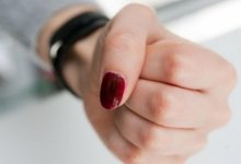 Пришли в магазин за продуктами, а ушли с гематомами мать и дочь в Караганде