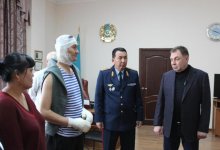 Орден "Айбын" ІІІ степени вручили спасателю, пострадавшему при тушении пожара в Астане