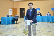 Председатель Мажилиса проголосовал на выборах президента РК