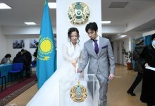 Молодожены в день свадьбы пришли на избирательный участок в Астане