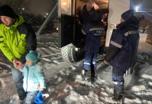 В снежном заносе ВКО застряли два внедорожника с шестью людьми на борту