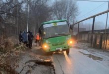Автобус провалился в яму в Алматы