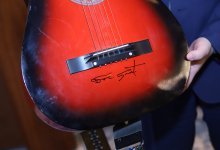 Гитару основателя “Дос-Мукасан” выставят на аукционе XIII Зимнего благотворительного бала