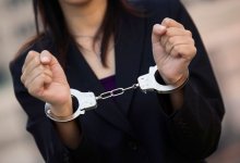 За оскорбление полицейских будут судить женщину в Уральске