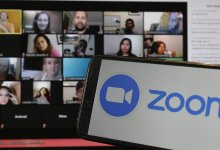 Судья появилась на заседании через Zoom полуголой и с сигаретой