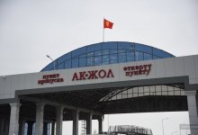 Задержанного при попытке пройти границу с Казахстаном депутата не могут найти в Кыргызстане