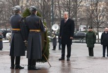 Токаев возложил цветы к памятнику-мемориалу “Могила неизвестного солдата”