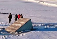 Двое мужчин спасли из тонущей машины женщин и детей
