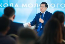 Министр просвещения встретился с участниками Школы молодого политика