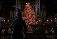 Увешанную кристаллами Swarovski главную рождественскую елку зажгли в Нью-Йорке