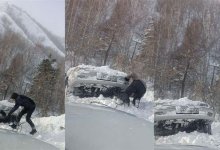 Машину с пассажирами накрыло лавиной в ВКО