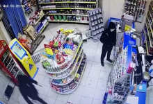 Угрожая гвоздодером и топором ограбили заправку в Алматы двое приезжих мужчин